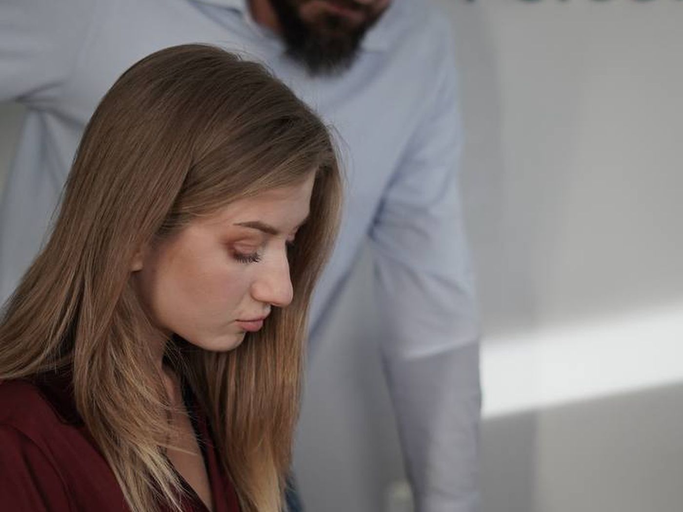 Beratung am Schreibtisch im Büro