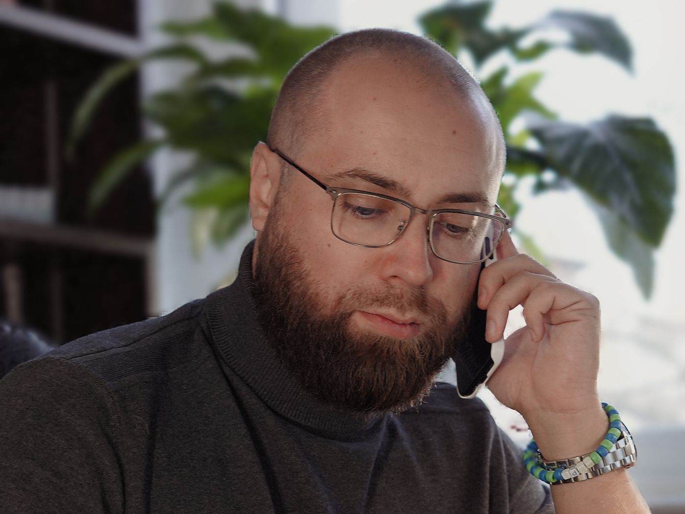 Mitarbeiter am Telefon macht Notizen